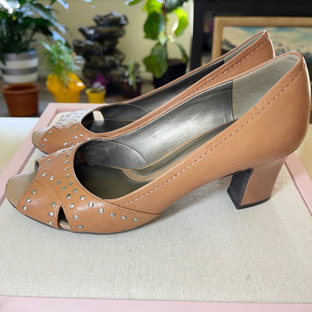 Naturalizer leather light brown shoes 8 Wide comfort peep toe heels